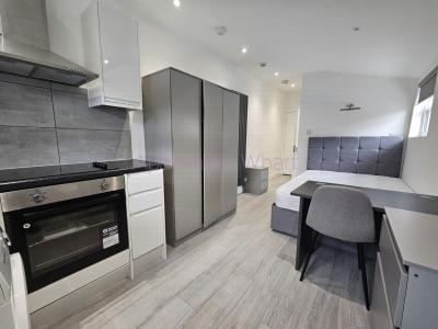 whole premises  apartment to rent in Stratford