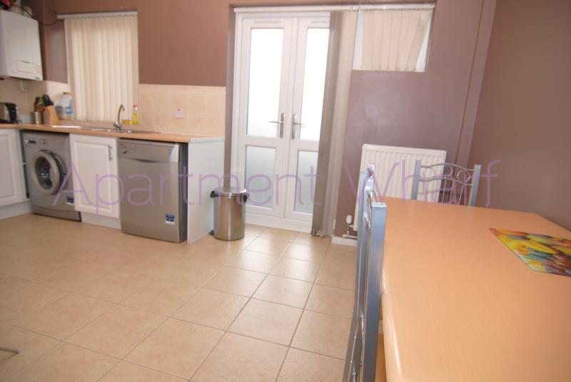 kitchen-with-table.JPG