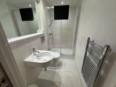 En-suite double room - single use photo 11