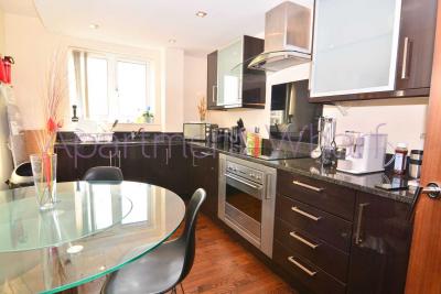 En-suite double room - single use photo 6